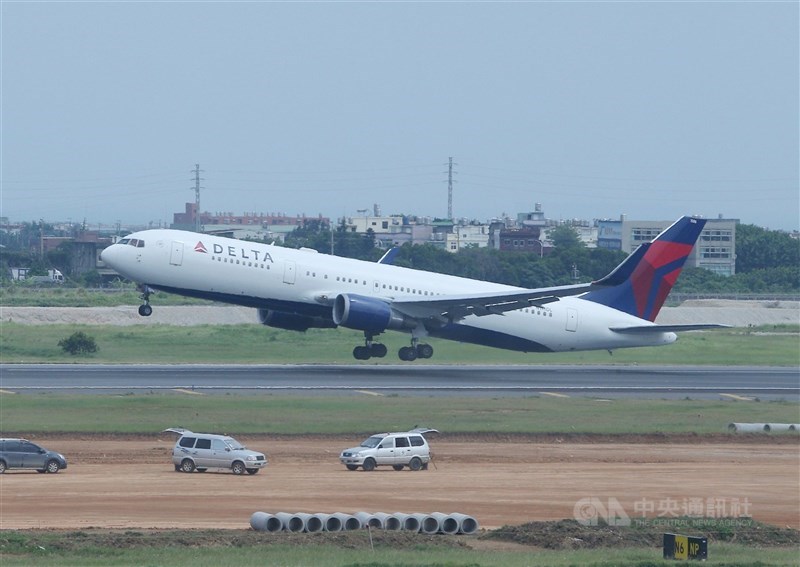 Delta's last Taipei-Tokyo flight takes off from Taiwan Taoyuan International Airport on May 24, 2017. CNA file photo