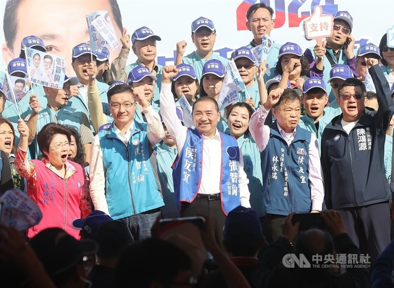 KMT presidential candidate, New Taipei Mayor Hou Yu-ih (center) and legislative candidate Chang Chih-lun (second left) cheer for the opening ceremony of Chang's campaign headquarters Zonghe District on Sunday. CNA photo Dec. 10, 2023