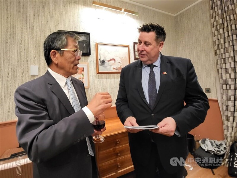 Former Taiwanese representative to the United Kingdom Kelly Hsieh (left) speaks with Stephen Cowan, leader of the London Borough of Hammersmith & Fulham, at an event in London on Sept. 22, 2023. CNA file photo
