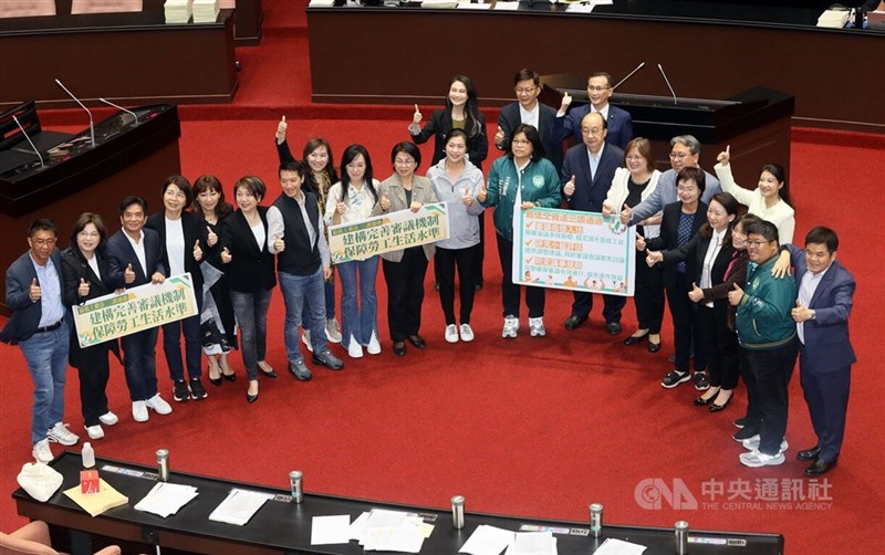 DPP lawmakers pose for a group photo after passing the new minimum wage legislation in Taipei Tuesday. CNA photo Dec. 12, 2023