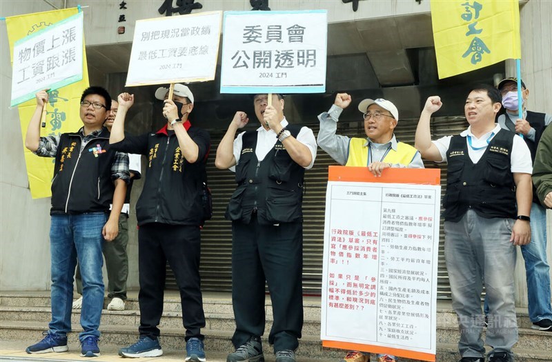 Representatives of civic groups call for transparency in the decision making process to set the minimum wage outside a Legislative Yuan building in Taipei, while lawmakers proceed with the third reading of the minimum wage act on Tuesday. CNA photo Dec. 12, 2023