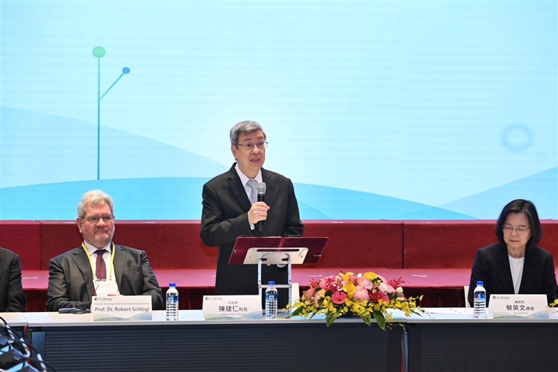 Premier Chen Chien-jen (center) gives a speech during the opening ceremony of Wednesday's meeting attended by President Tsai Ing-wen (left) and Alexander von Humboldt Foundation President Robert Schlögl. Photo courtesy of Executive Yuan Dec. 13, 2023