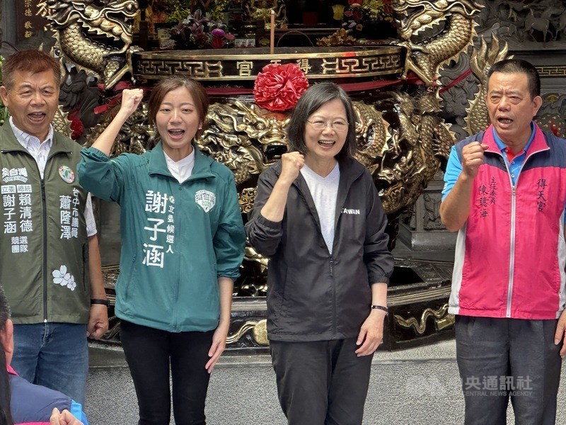 President Tsai Ing-wen (second right) and DPP legislative candidate Hsieh Tzu-han (second left) chant slogans during Tsai's visit to a temple in Taichung on Friday. CNA photo Dec. 15, 2023
