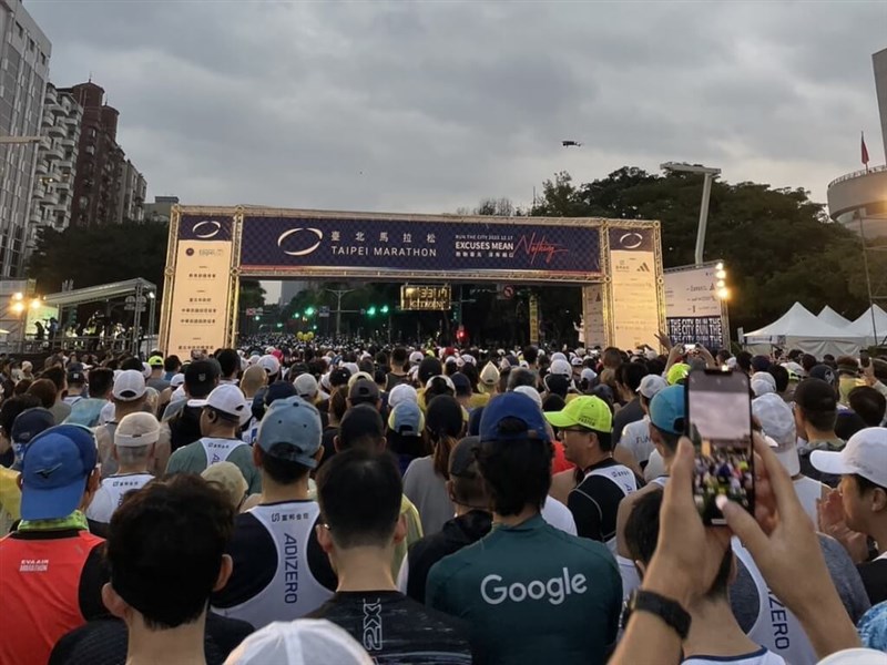 Runners gather at the starting line of Taipei Marathon on Sunday morning. Photo courtesy of a private contributor Dec. 17, 2023