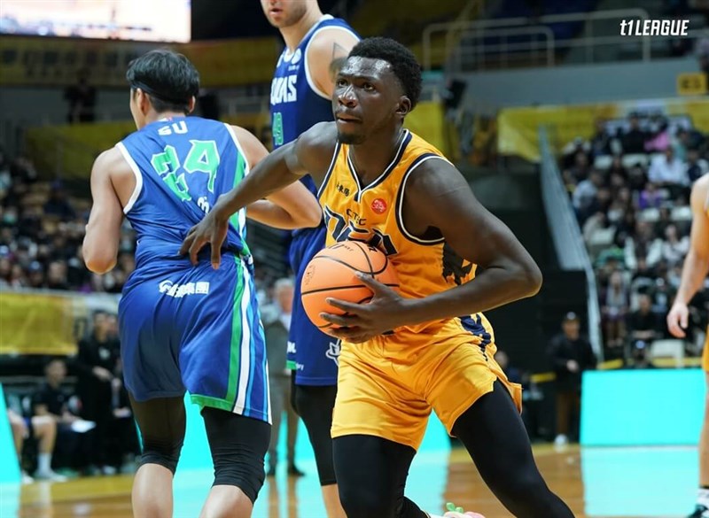 New Taipei CTBC DEA small forward Mohammed al Bachir Gadiaga drives toward the rim during Saturday's game with Kaohsiung Aquas in Xinzhuang, New Taipei. Photo courtesy of T1 LEAGUE Dec. 16, 2023
