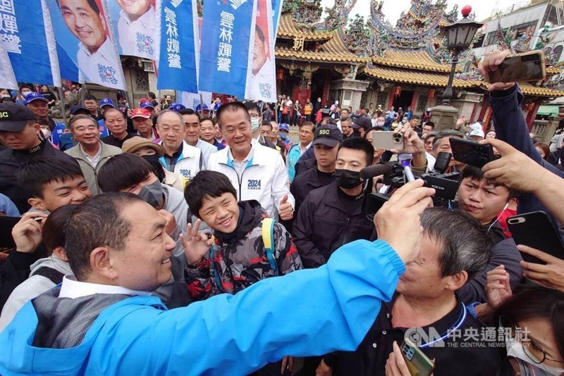 Opposition Kuomintang presidential candidate Hou Yu-ih (in blue jacket) greets supports at a campaign event in Yunlin County on Sunday. CNA photo Dec. 17, 2023