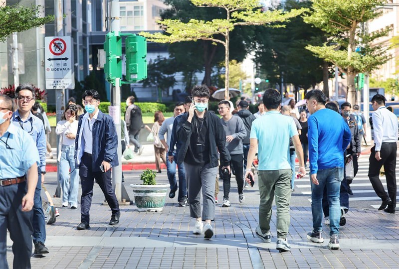 Businessmen traverse around the tech business area in Neihu in this CNA file photo