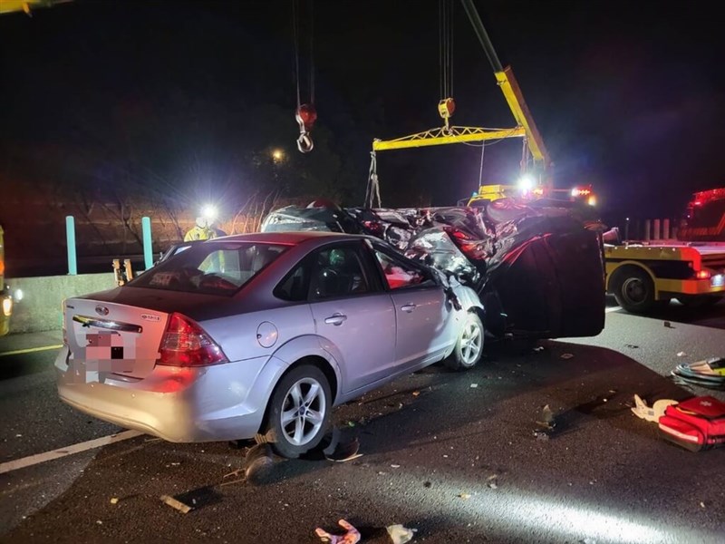 The vehicle driven by Shih (black) is further t-boned by the car driven by Yen (silver) on National Freeway No. 3. Photo courtesy of a local resident