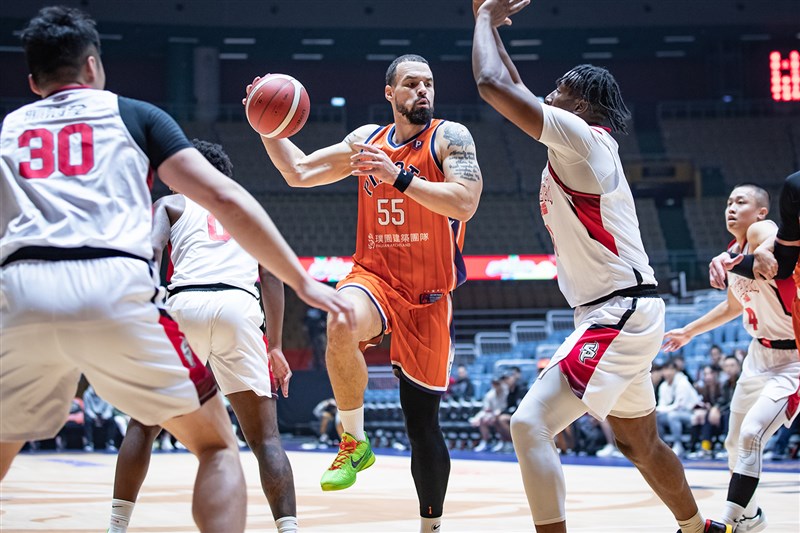 Taoyuan Pauian Pilots point guard James Anthony Tucker Jr. (with ball) tries to find his teammates for a pass during Tuesday's home game with the Kaohsiung 17LIVE Steelers. Photo courtesy of P.LEAGUE+ Dec. 19, 2023