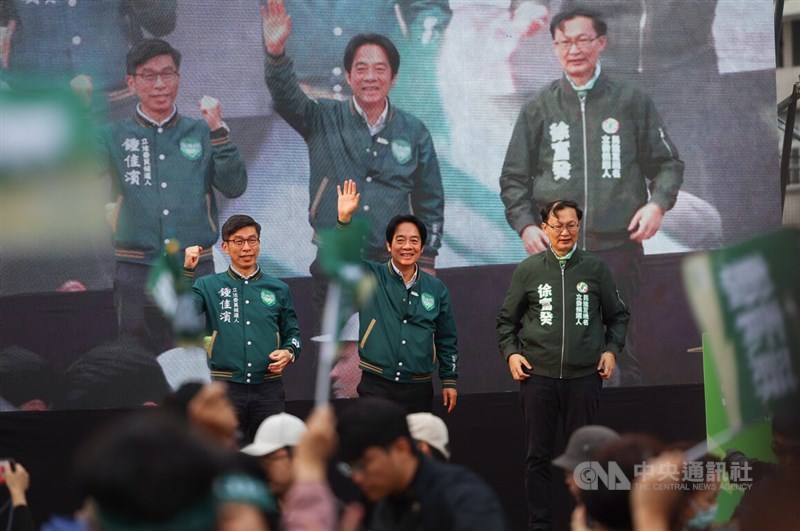 Democratic Progressive Party presidential nominee Lai Ching-te (center) greets supporters on stage at a rally in Pingtung County Thursday. CNA photo Dec. 21, 2023