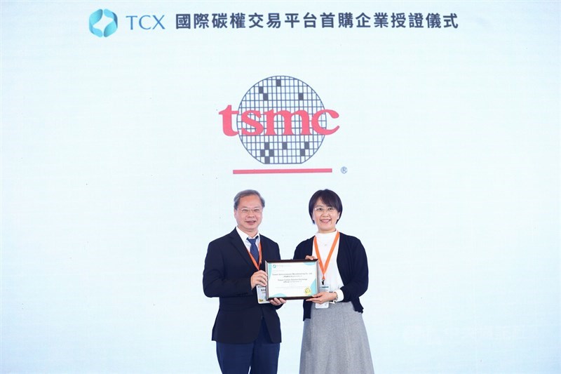 National Development Council Minister Kung Ming-hsin (left) presents a carbon credit certificate to a TSMC official during a Taiwan Carbon Solution Exchange press event in New Taipei of Friday. CNA photo Dec. 22, 2023