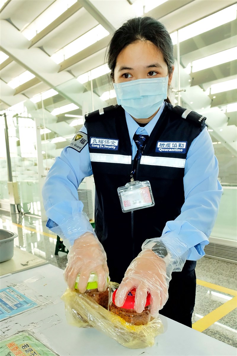 A quarantine staff displays food products that are seized in the Taoyuan International Airport on Jan. 8, 2020. CNA file photo