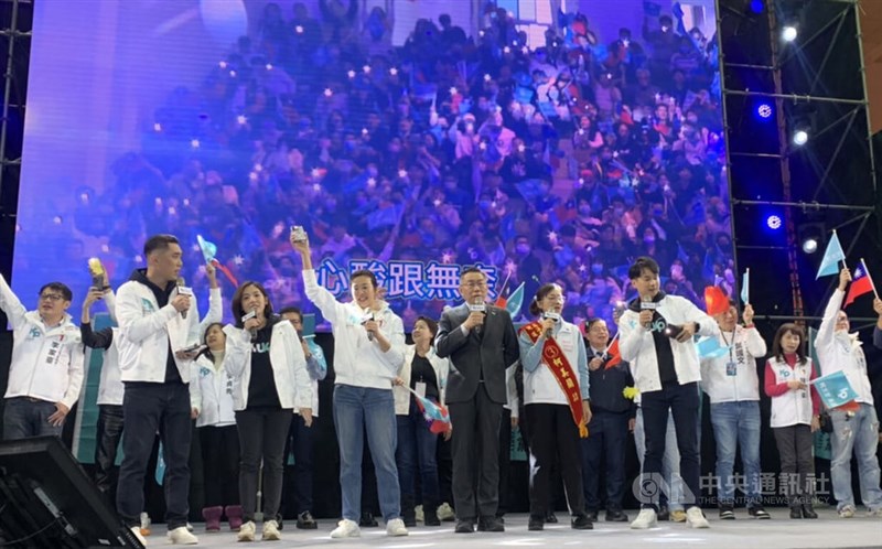 TPP presidential nominee Ko Wen-je (in suit and tie) leads party officials at their campaign rally in Ko's hometown Hsinchu on Saturday. CNA photo Dec. 23, 2023