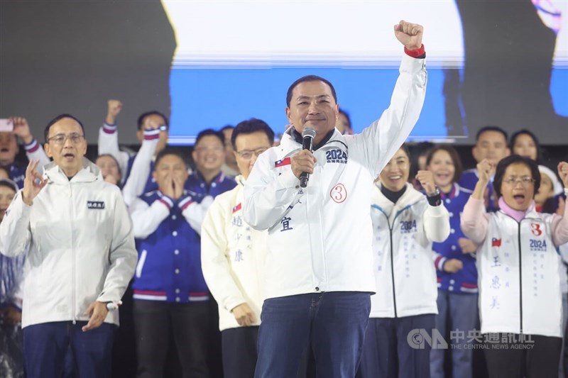 KMT presidential candidate Hou Yu-ih leads party officials at a campaign rally on Taipei's Ketagalan Boulevard Saturday night. CNA photo Dec. 23, 2023