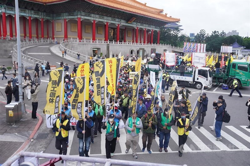 Participants of the "Labor Struggle" march take off from the Chiang Kai-shek Memorial Hall Saturday. CNA photo Dec. 23, 2023