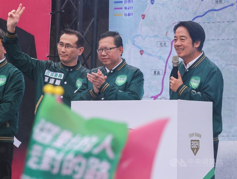 DPP presidential candidate Lai Ching-te (right) is joined by the ruling party's legislative candidate Cheng Yun-peng (left) and Premier Cheng Wen-tsan, who previously was a Taoyuan mayor, at Sunday's rally in Taoyuan. CNA photo Dec. 24, 2023