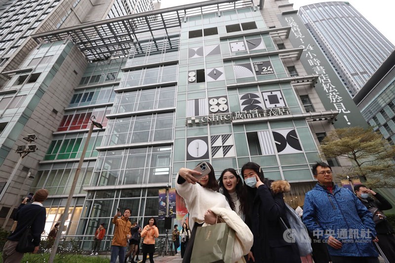 Fans gather outside of Eslite's 24-hour bookstore in Taipei's Xinyi district before it closes its door for good on Sunday. CNA photo Dec. 24, 2023