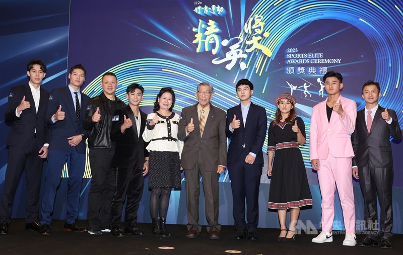 2023 Sports Elite Award recipients pose for a group photo at the awards ceremony in Taipei on Monday. CNA photo Dec. 25, 2023