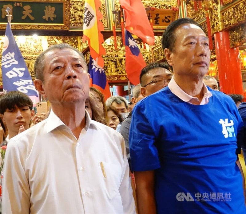 Pingtung County Council Speaker Chou Tien-lun (front left) and Foxconn founder Terry Gou (front right). CNA file photo