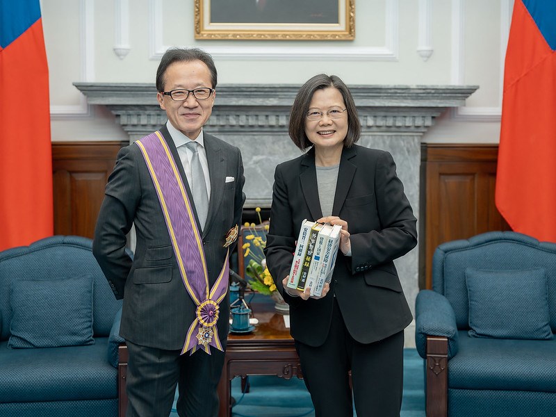 President Tsai Ing-wen (right) takes a photo with former Japanese national security chief Shigeru Kitamura (left) after awarding him with Taiwan's Order of Brilliant Star with Grand Cordon. Photo courtesy of the Presidential Office