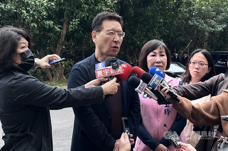 Kuomintang vice presidential candidate Jaw Shau-kong (second left) speaks with reporters during a visit to a food company in Taoyuan on Wednesday. CNA photo Dec. 27, 2023