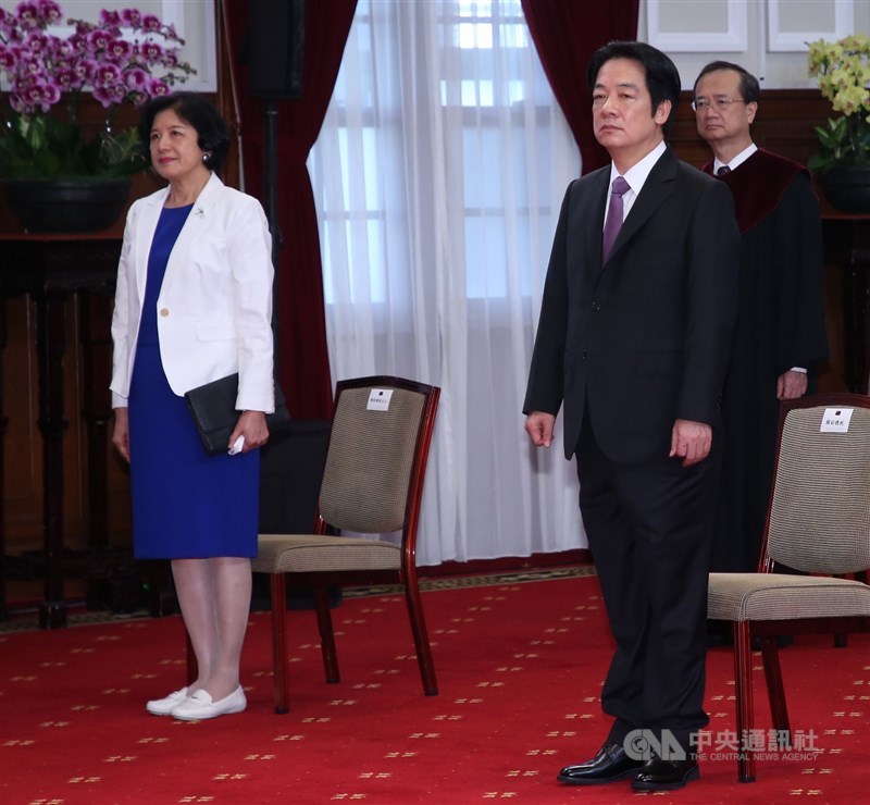 Wu Mei-ju (left) attends her husband, Vice President Lai Ching-te's (front, right) swearing-in ceremony at the Presidential Office in Taipei on May 20, 2020. CNA file photo