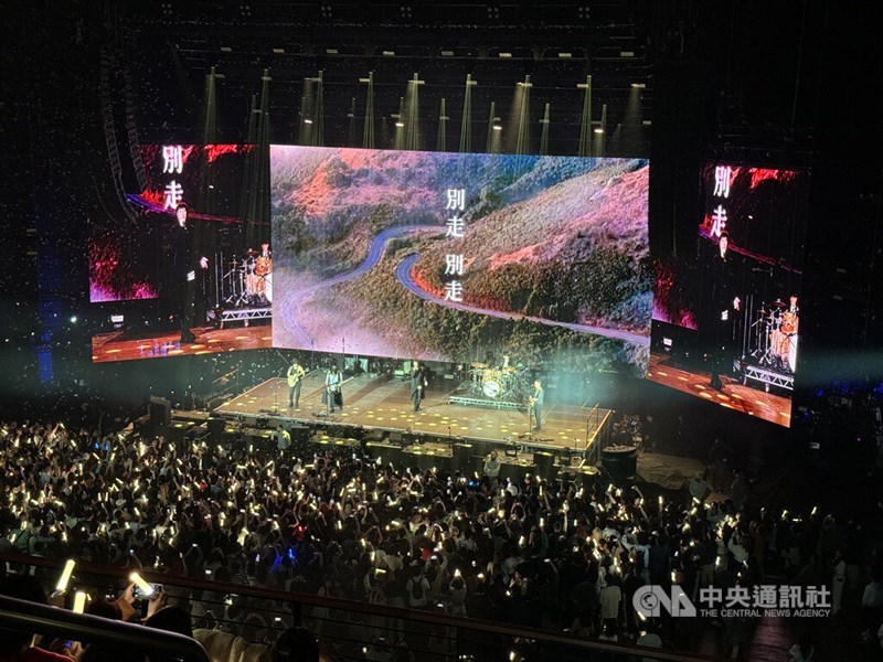 Large screens behind the stage show the five members of Taiwanese band Mayday and lyrics from their songs at Verti Music Hall in Berlin on Dec. 1. CNA file photo