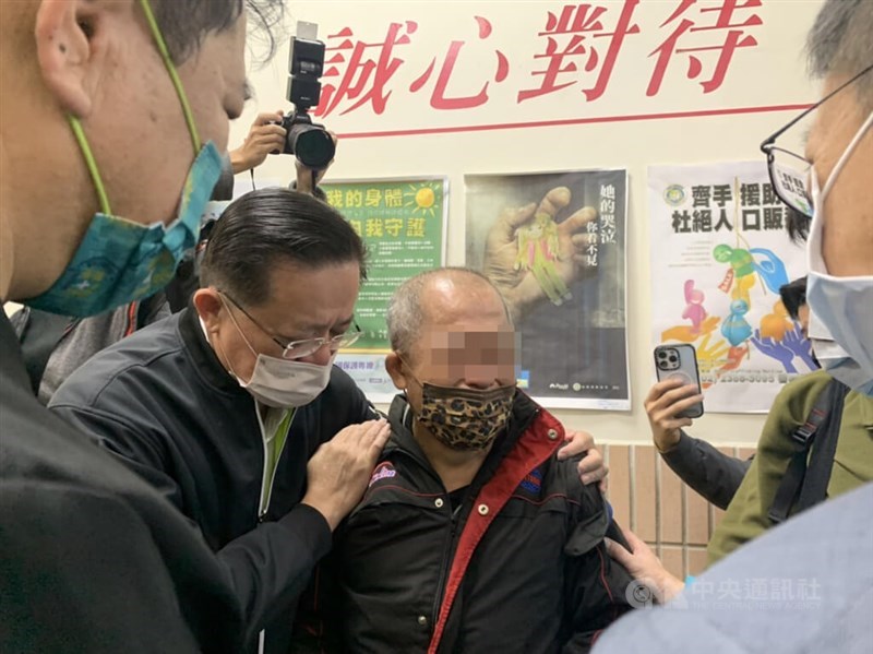 Director-General of National Fire Agency Hsiao Huan-chang (left) stays by Yu Shang-hua's father at a hospital in Hsinchu County Thursday. CNA photo Dec. 28, 2023