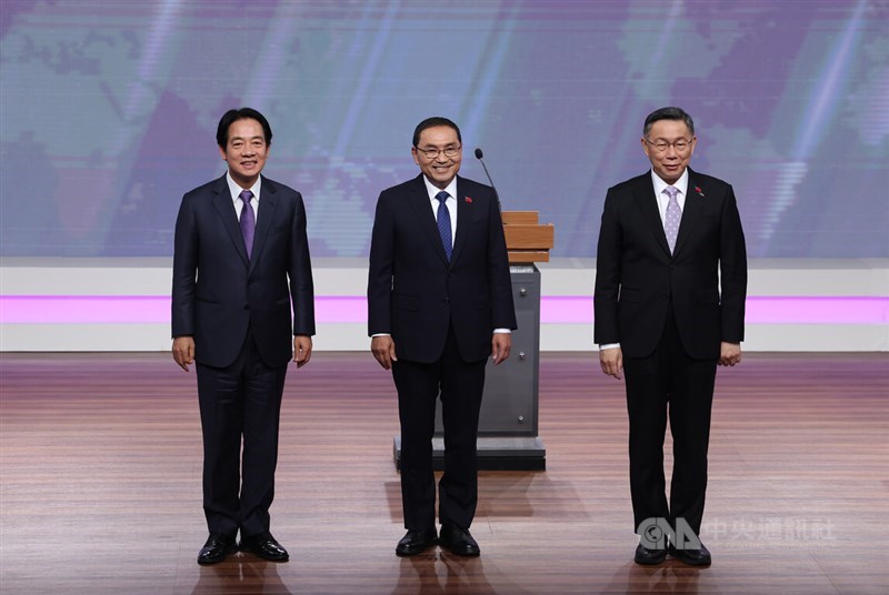 Democratic Progressive Party (DPP) candidate Lai Ching-te (left), Kuomintang's (KMT) Hou Yu-ih (center) and Ko Wen-je (right) of the Taiwan People's Party (TPP) take a photo together ahead of Saturday's televised debate. CNA photo Dec. 30, 2023