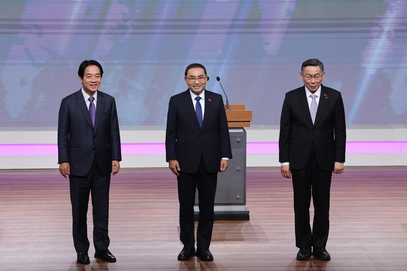 Democratic Progressive Party (DPP) candidate Lai Ching-te (left), Kuomintang's (KMT) Hou Yu-ih (center) and Ko Wen-je (right) of the Taiwan People's Party (TPP) take a photo together ahead of Saturday's televised debate. Photo courtesy of Taipei press corp
