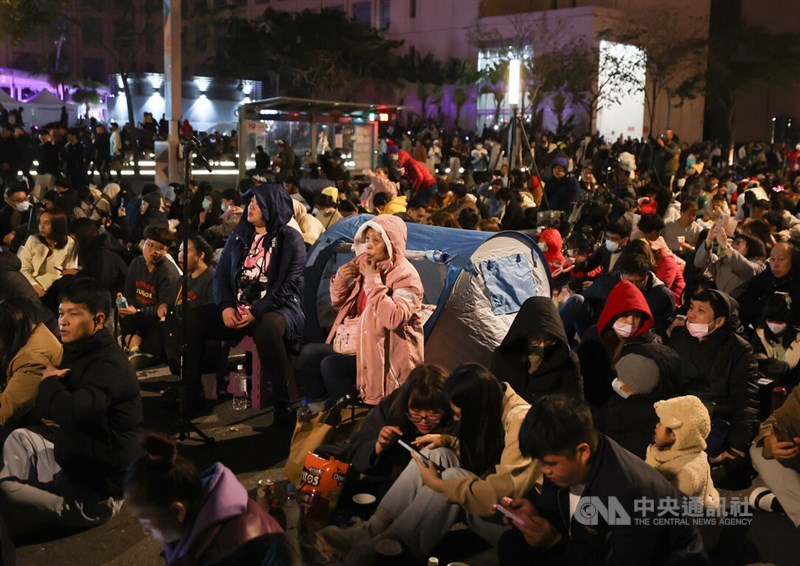 New Year revelers stay out in the cold around Taipei 101 to wait to see celebratory fireworks. CNA photo Dec. 31, 2023