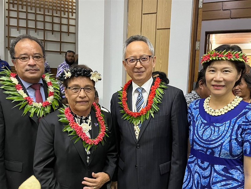 Taiwan's ambassador to the Marshall Islands Steve Hsia (second right) and his wife pose with the Pacific island nation's newly elected president Hilda Heine (second left) and her husband. Photo courtesy of the Ministry of Foreign Affairs