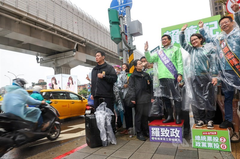 DPP Legislator Lo Chih-cheng (front, third right), vice presidential candidate Hsiao Bi-khim (front, second right) and DPP Legislator Chang Hung-lu (front right) wave to commuters in New Taipei on Wednesday. CNA photo Jan. 3, 2024