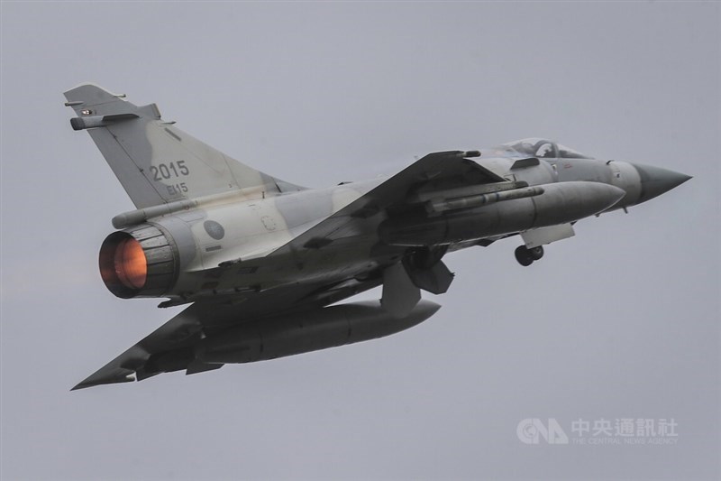 A Mirage 2000 fighter jet is pictured carrying missiles during a drill in Hsinchu City on Jan. 11, 2023. CNA file photo