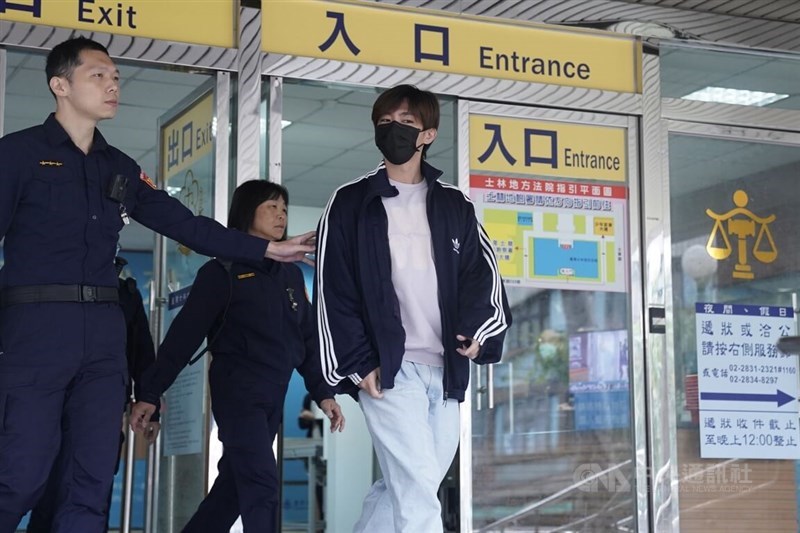 Actor and singer Aaron Yan (right) walks out the Shilin District Court in Taipei after making a court appearance on Dec. 12, 2023. CNA file photo