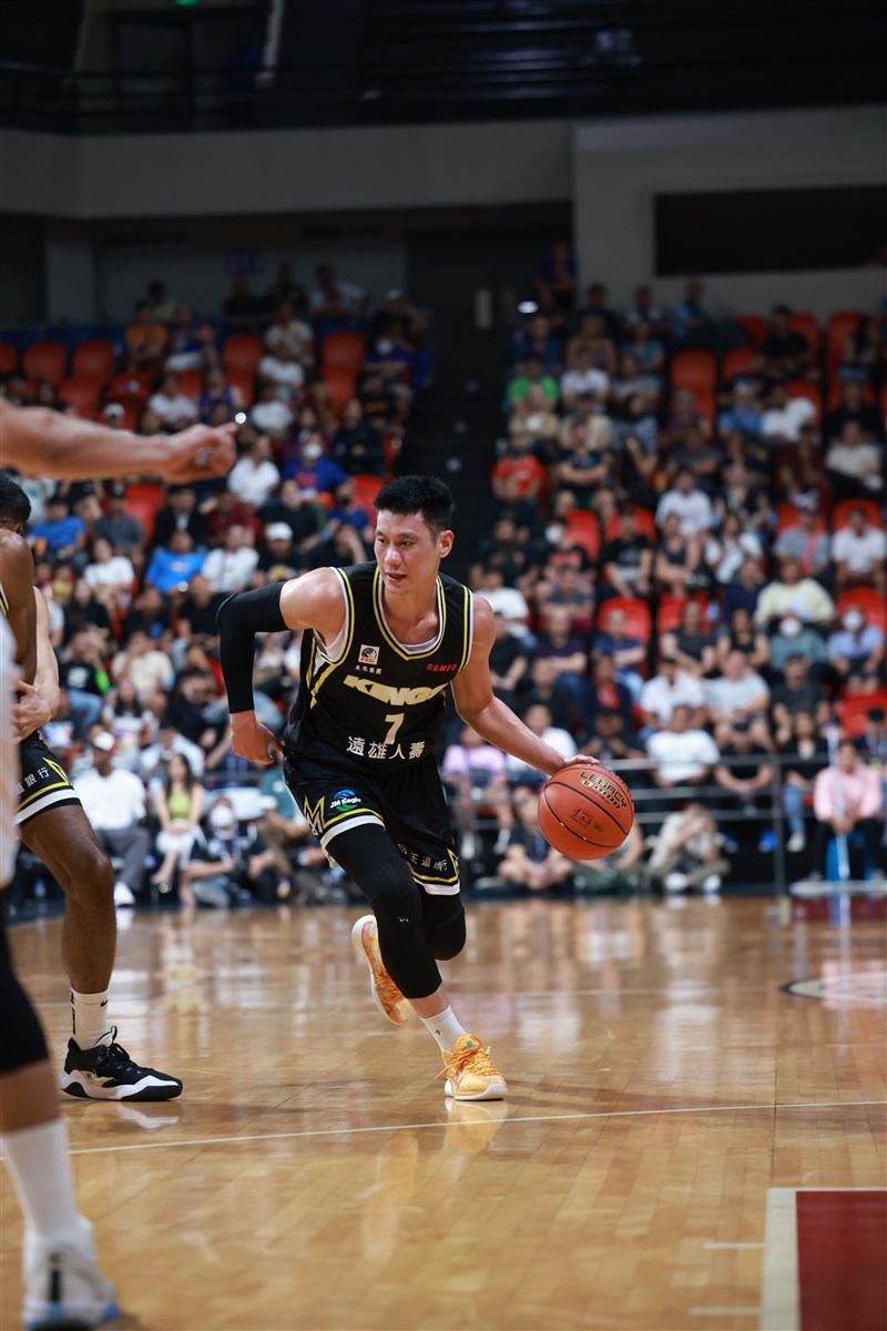 New Taipei Kings point guard Jeremy Lin (with ball) dribbles during Wednesday's EASL game in the Philippines. Photo courtesy of New Taipei Kings Jan. 3, 2024