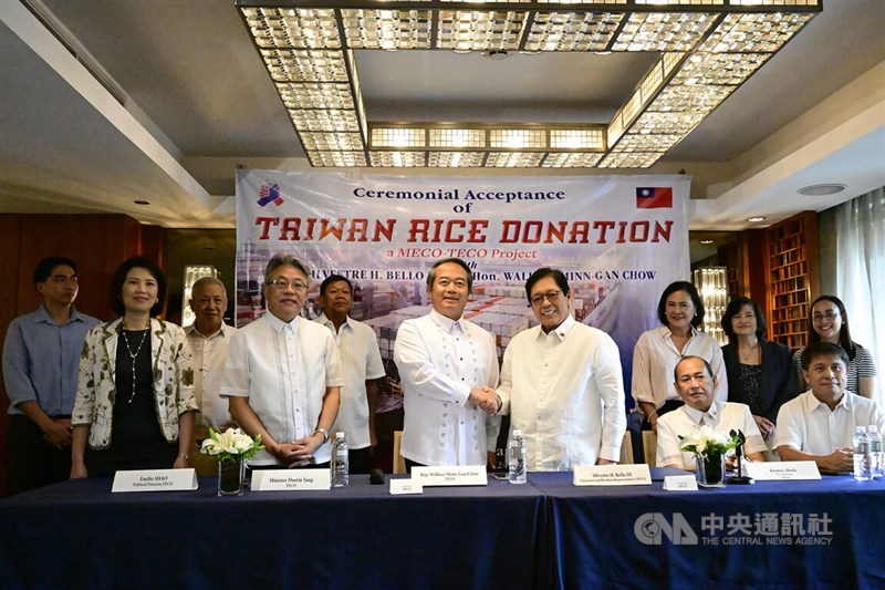 Taiwan's representative to the Philippines, Wallace Minn-Gan Chow (third left) and Chairman and Resident Representative Silvestre III Hernando Bello of the Manila Economic and Cultural Office in Taiwan (third right) at a ceremony in Manila Thursday. CNA photo Jan. 4, 2023