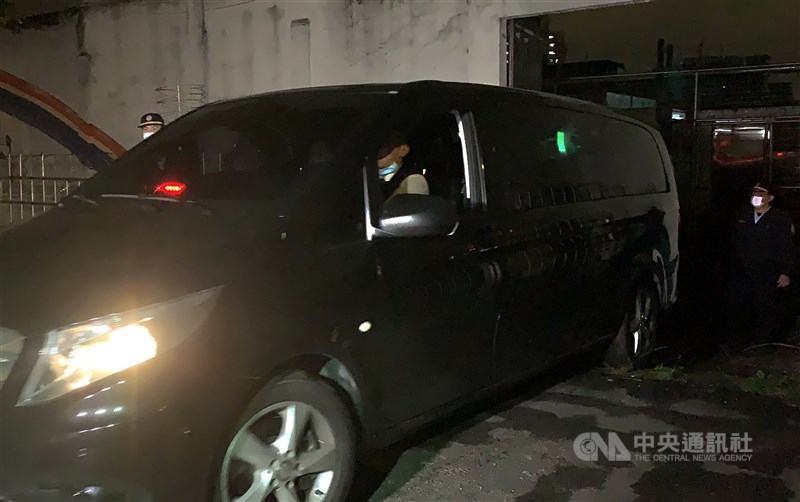 A vehicle carrying the remain of Weng Jen-hsien leaves the Taipei Detention Center in New Taipei, after the death row inmate was executed on April 1, 2020. Weng was convicted in 2019 for setting his home on fire that caused six deaths. CNA file photo