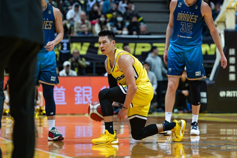 New Taipei Kings point guard Jeremy Lin in the home game with the Taipei Fubon Braves on Dec. 31, 2023. Photo courtesy of P.LEAGUE+