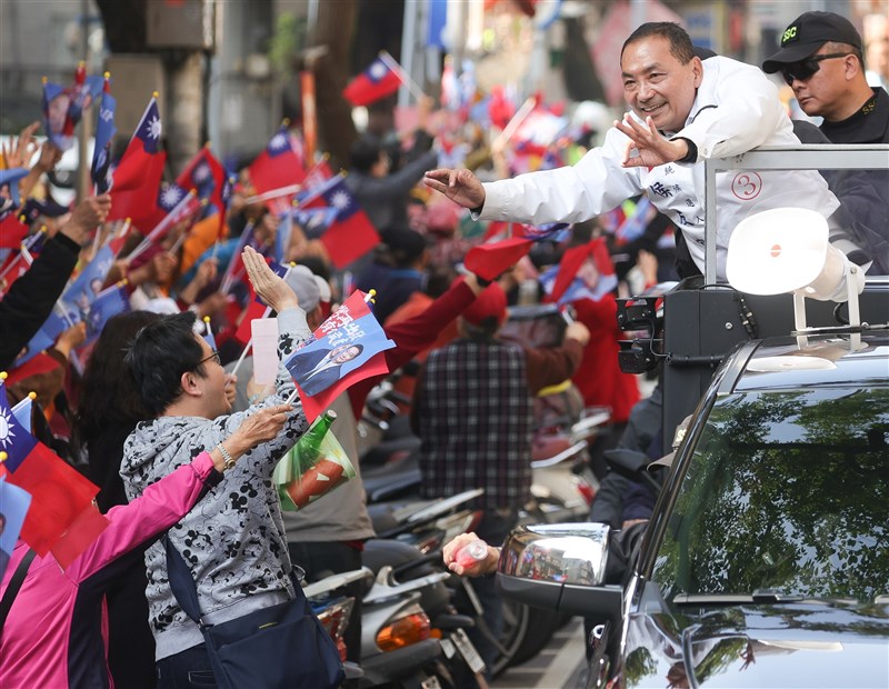 KMT presidential candidate Hou Yu-ih greets supporters during a motorcade campaign tour in New Taipei City on Saturday. CNA photo Jan. 6, 2023