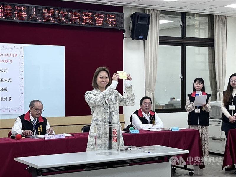 Independent legislative candidate Ma Chih-wei (second left) shows the ballot number she drew in Taoyuan on Dec. 20, 2023. CNA file photo