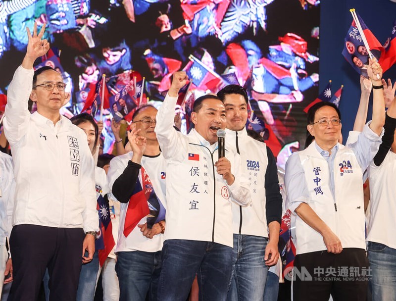 KMT presidential candidate Hou Yu-ih (center) addresses supporters at a rally in Kaohsiung on Sunday. CNA photo Jan. 7, 2024