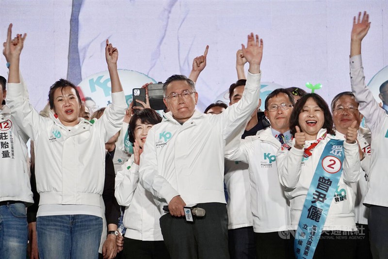 Taiwan People's Party presidential nominee Ko Wen-je (center) and his running mate Wu Hsin-ying (left) attend a campaign rally in Kaohsiung Sunday.
