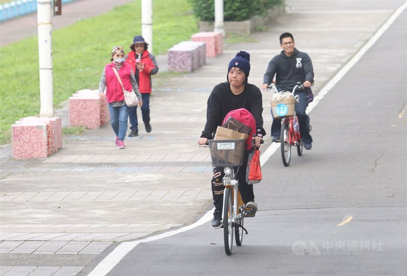 People cycling and strolling in a riverside park in Taipei are seen in warm clothes on Sunday. CNA photo Jan. 7, 2024
