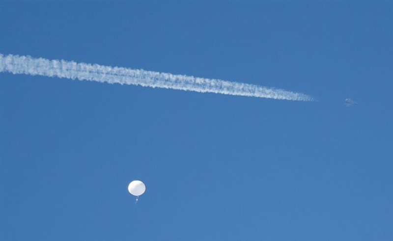 A jet flies by a suspected Chinese spy balloon as it floats off the coast in Surfside Beach, South Carolina, U.S. Feb. 4, 2023. Photo: Reuters, for illustrative purpose only