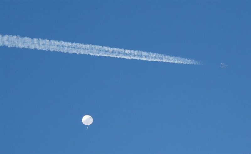 A jet flies by a suspected Chinese spy balloon as it floats off the coast in Surfside Beach, South Carolina, U.S. Feb. 4, 2023. Photo: Reuters