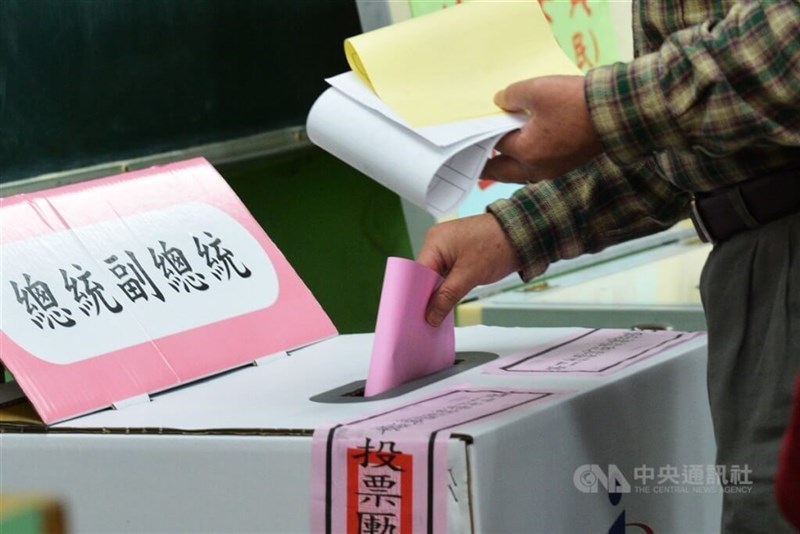 A voter casts his/her ballot in the 2016 presidential election. CNA file photo