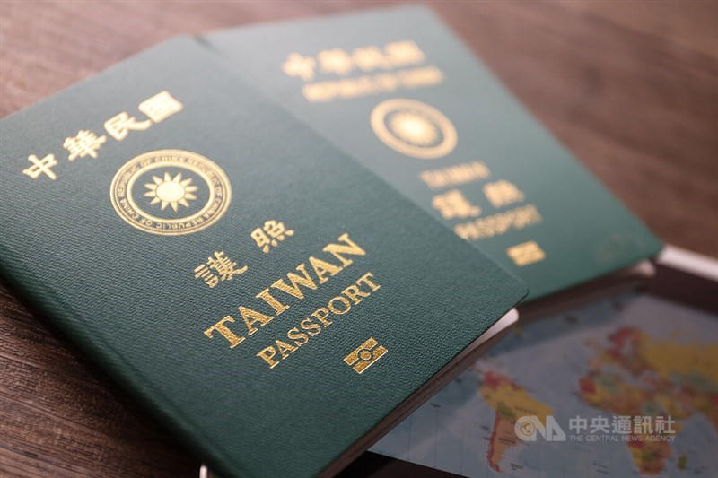The two different versions of the passport (left: new cover design) currently used by Taiwanese travelers. CNA photo March 5, 2023