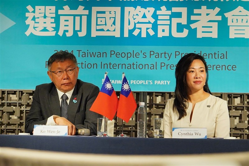 Taiwan People's Party presidential candidate Ko Wen-je (left) and his running mate Wu Hsin-ying at a press conference exclusively for foreign media reporters in Taipei Friday. Photo courtesy of TPP Jan. 12, 2023