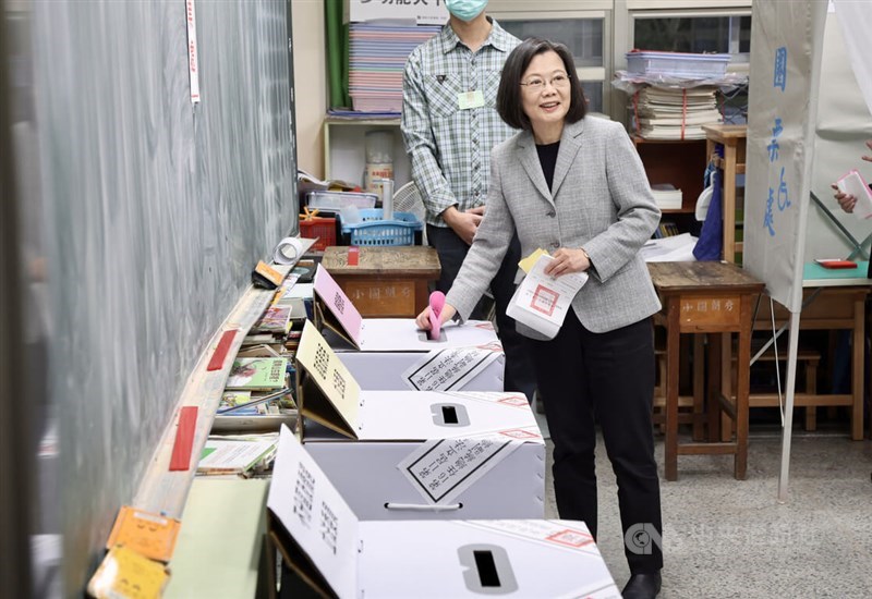 President Tsai Ing-wen casts her ballot in New Taipei on Saturday morning. CNA photo Jan. 13, 2024